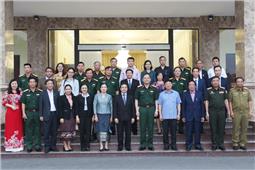 Đoàn công tác Đại sứ quán Lào tại Việt Nam thăm Quân khu